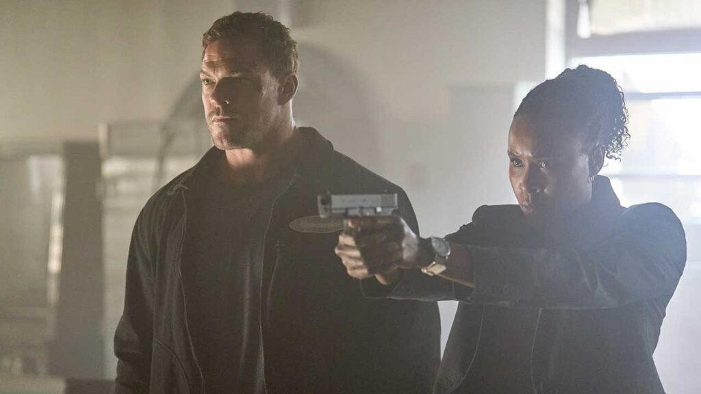 Alan Ritchson como Jack Reacher y Sydelle Noel como Tamara en el episodio 4x05 de Reacher