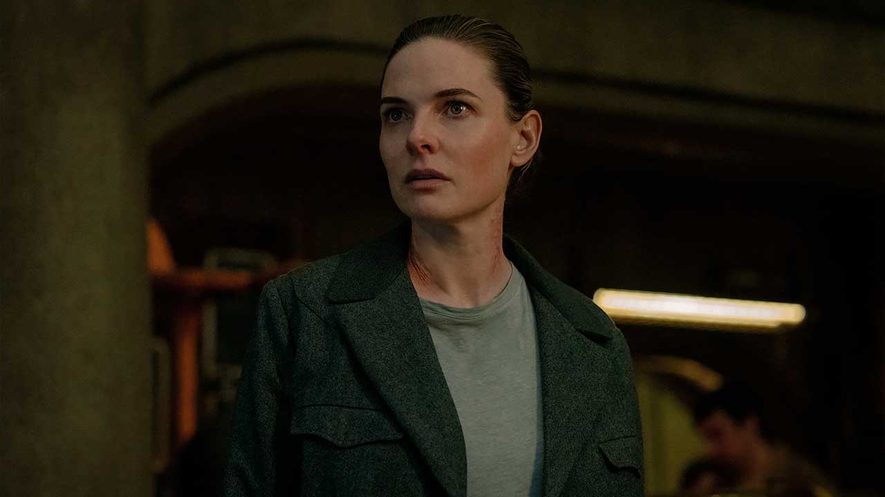 Rebecca Ferguson como Juliette en el episodio 8 temporada 3 de Silo