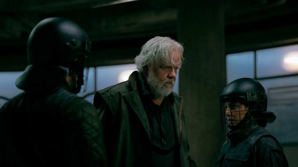 Tim Robbins como Bernard en el episodio 3x09 de Silo
