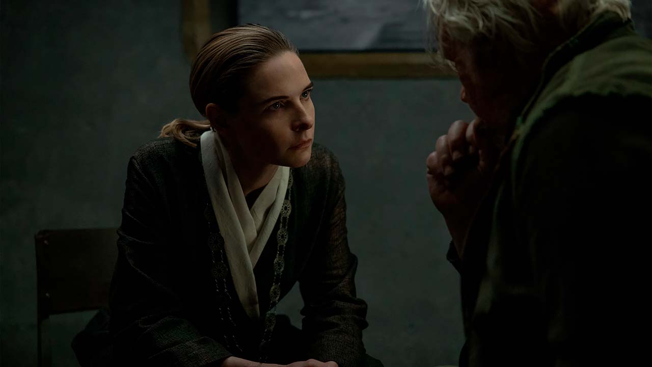 Rebecca Ferguson como Juliette y Tim Robbins como Bernard en el episodio 9 de la temporada 3 de Silo