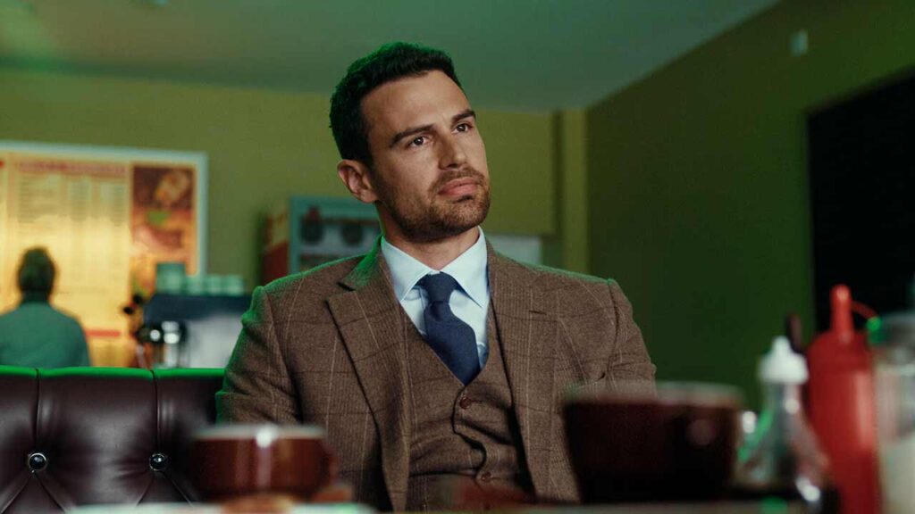 Theo James como Eddie en la temporada 1 de The Gentlemen