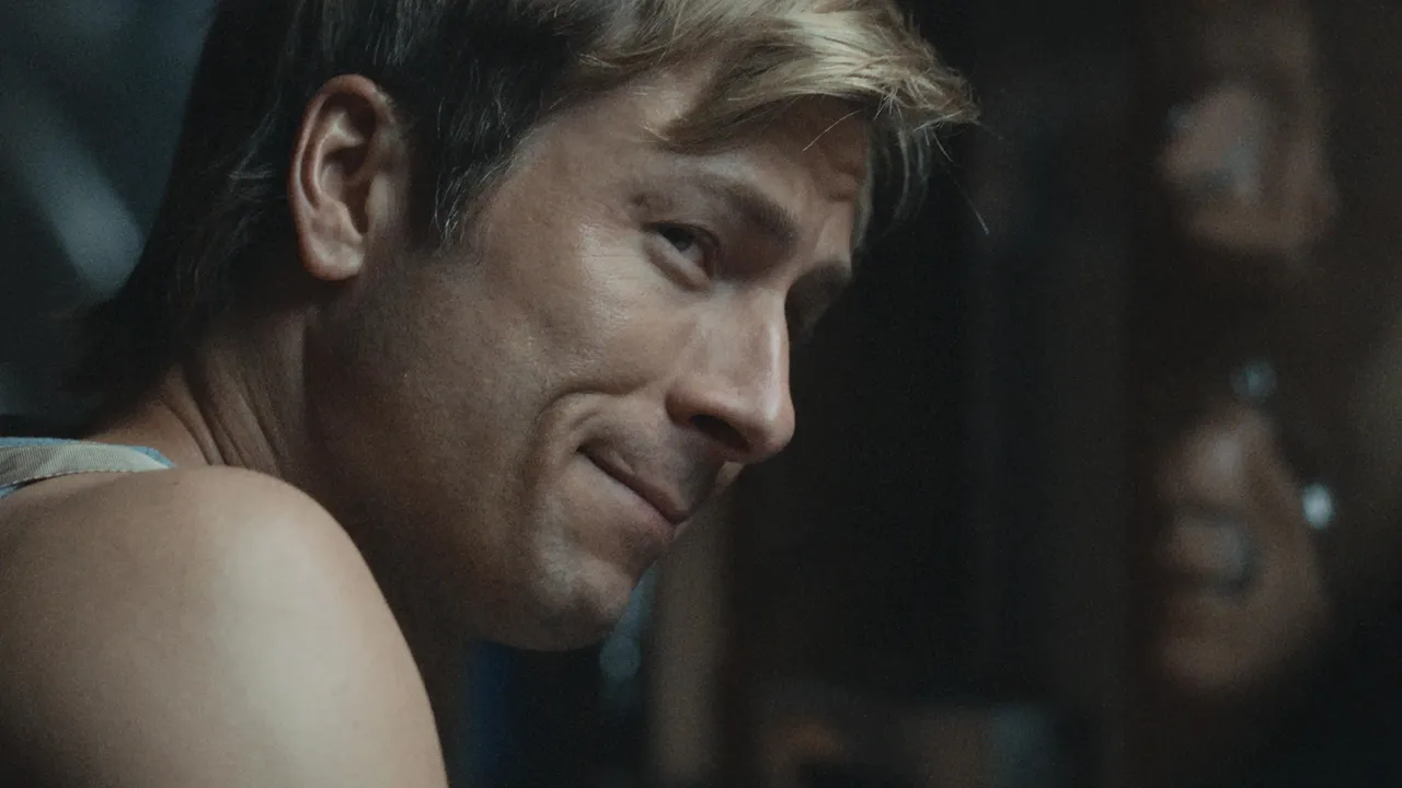 Glen Powell en la temporada 2 de Chad Powers