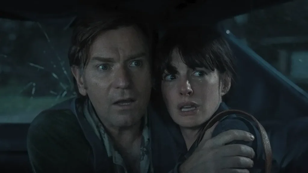 Ewan McGregor y Anne Hathaway en El final de Oak Street