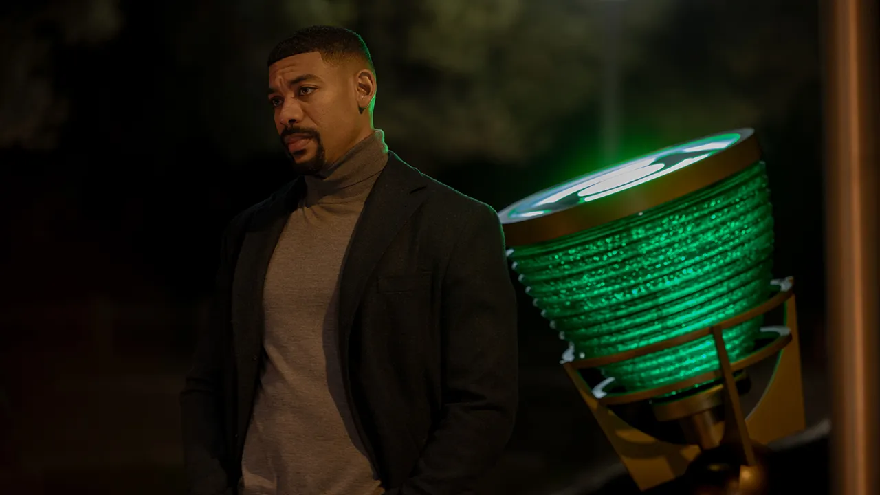 Aaron Pierre como John Stewart en el episodio 6 de Linternas