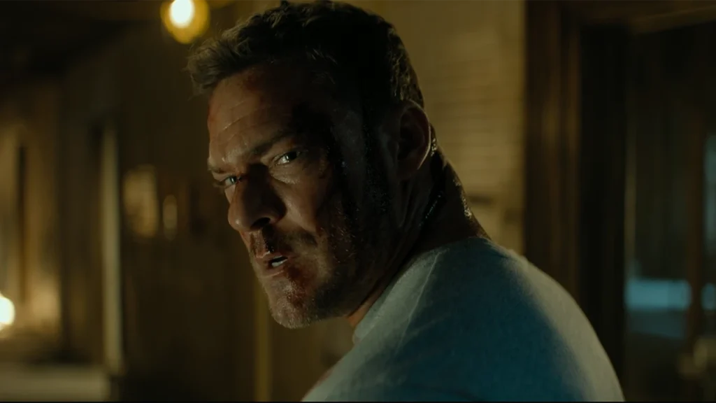 Alan Ritchson en el episodio 8 de la temporada 4 de Reacher