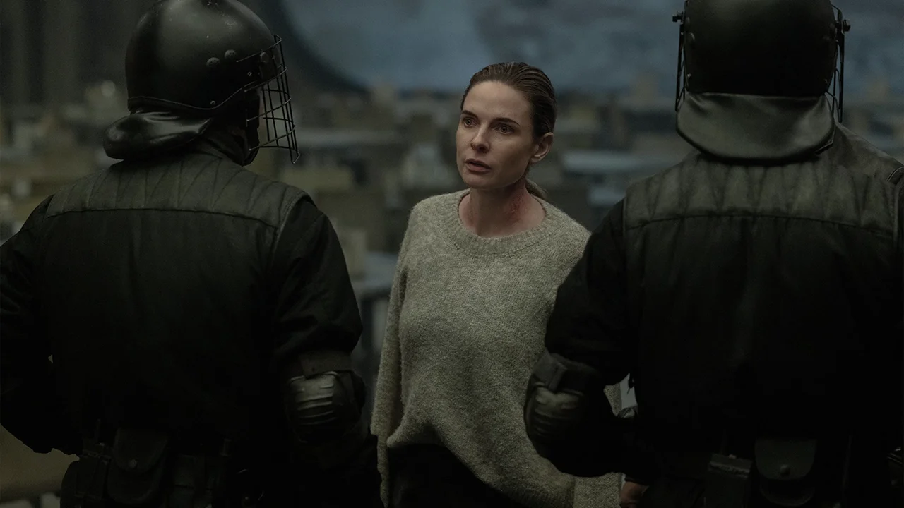 Rebecca Ferguson como Juliette en el episodio 10 de la temporada 3 de Silo