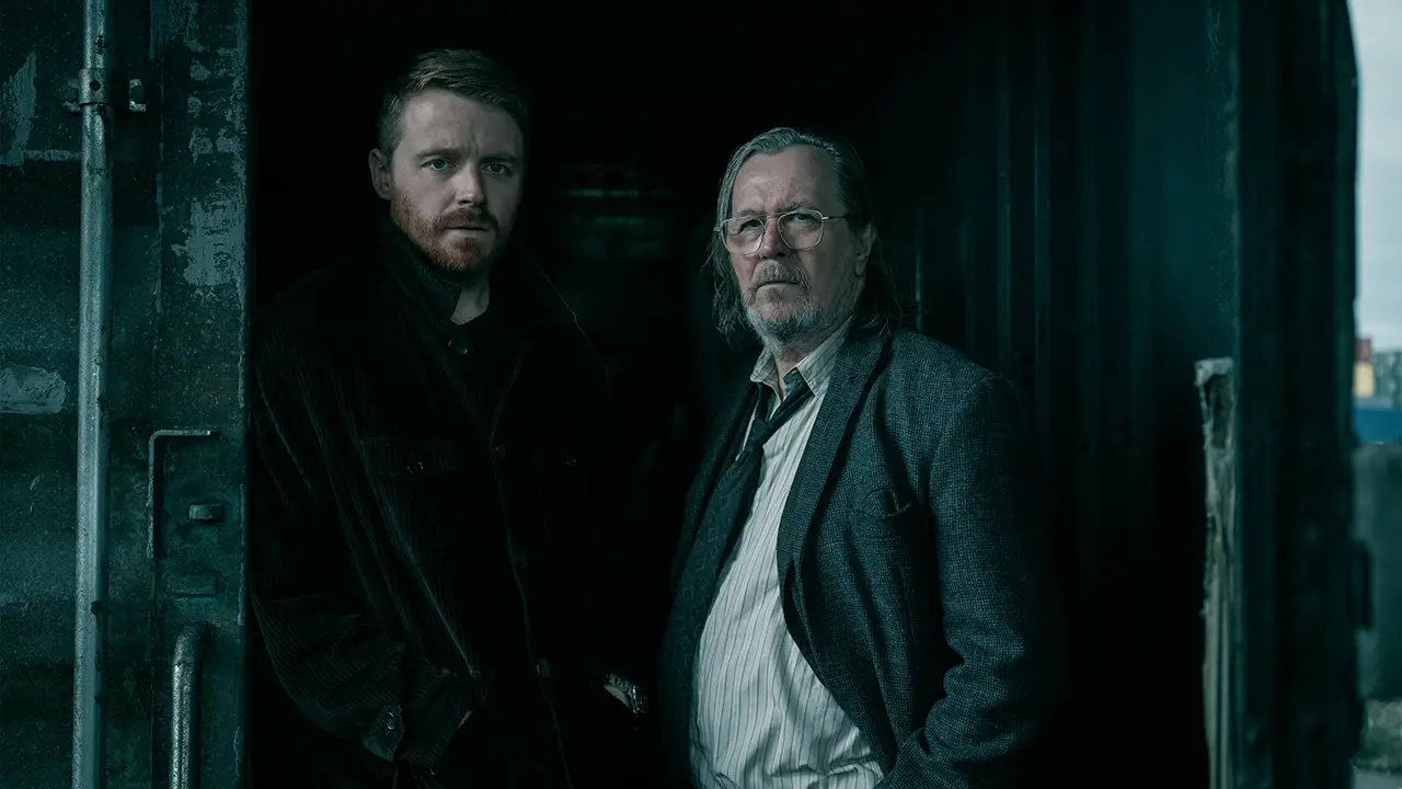 Jack Lowden como River Cartwright y Gary Oldman como Jackson Lamb en el episodio 1 de la temporada 6 de Slow Horses