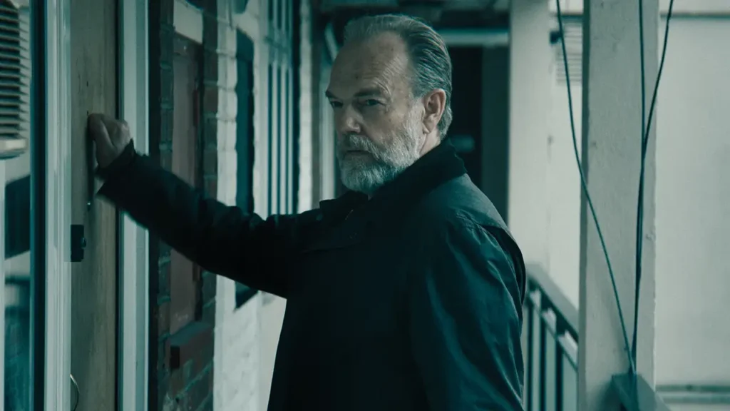 Hugo Weaving como Frank Harness en el episodio 6x02 de Slow Horses