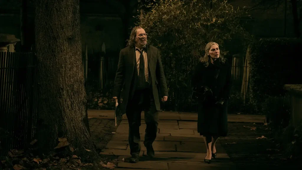 Gary Oldman como Jackson Lamb y Saskia Reeves como Catherine Standish en Slow Horses 6x02