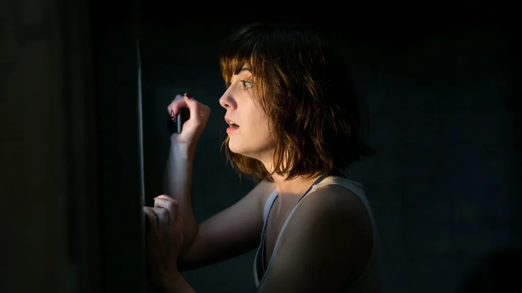 Mary Elizabeth Winstead en el búnker de Calle Cloverfield 10, película para ver en halloween si no te gusta el terror