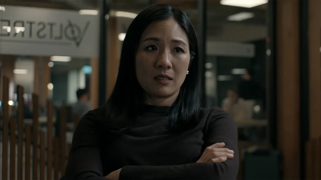 Constance Wu como Katie Buranek en el episodio 1 de la temporada 2 de La Lista Final