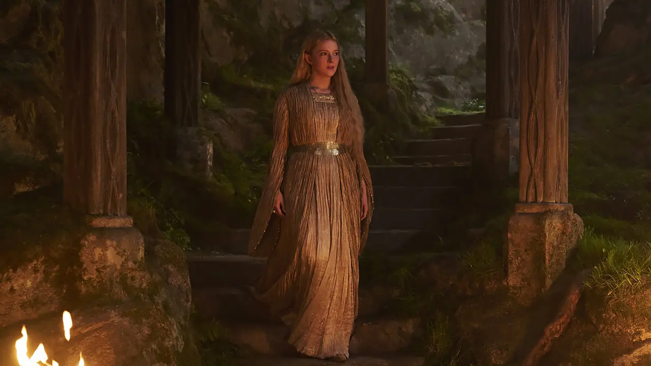Morfydd Clark como Galadriel en la temporada 3 de Los Anillos de Poder