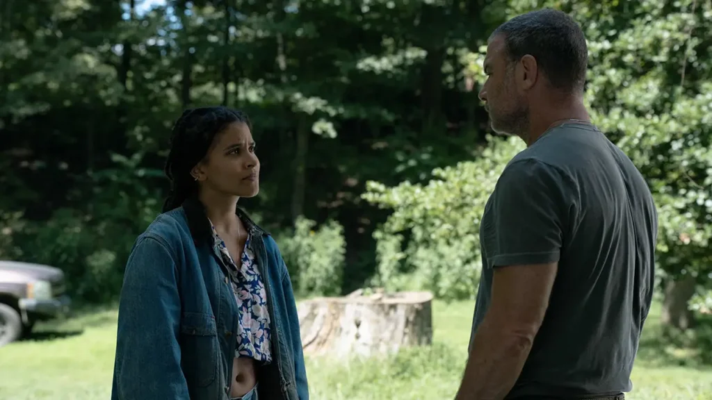 Zazie Beetz y Liev Schreiber en el episodio 1x01 de Nocturno