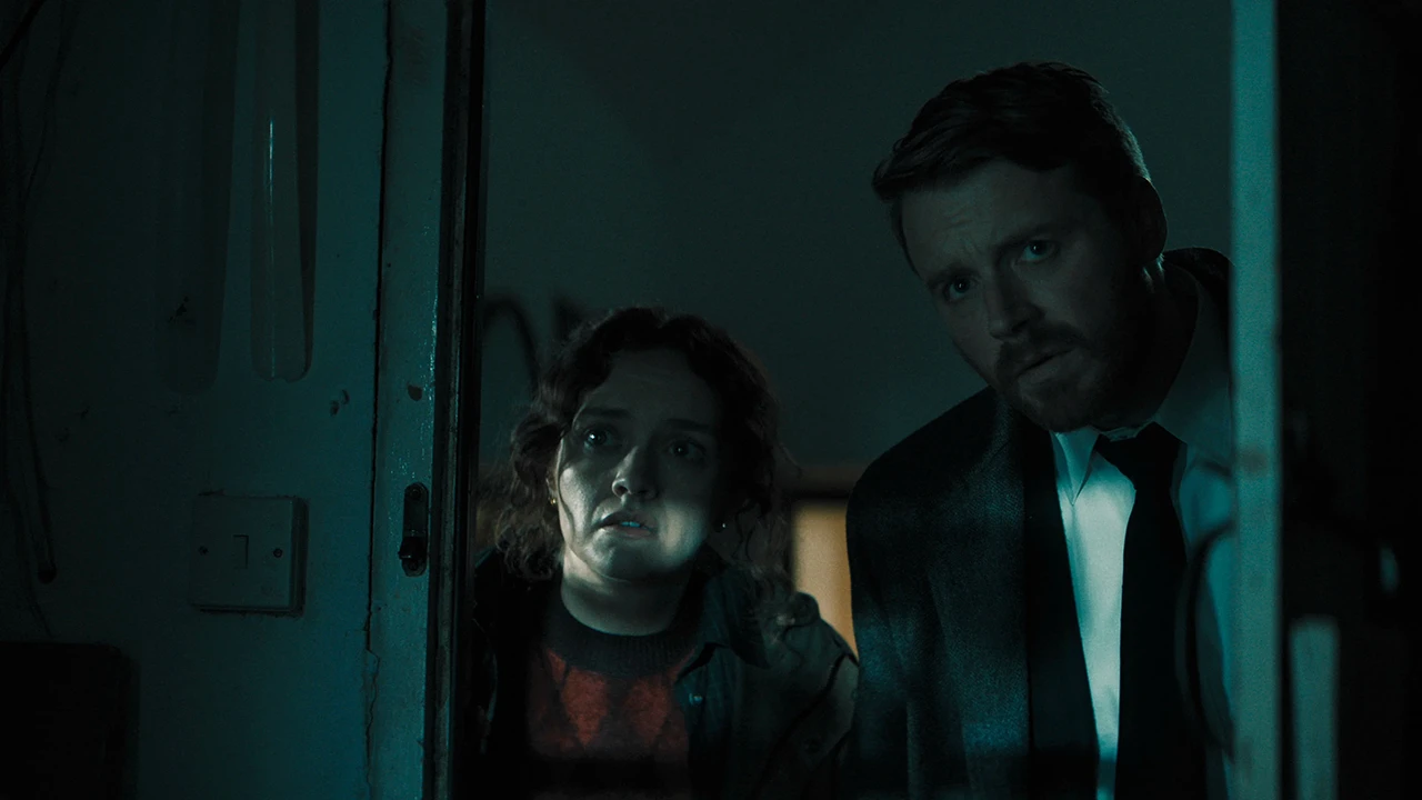 Olivia Cooke como Sid y Jack Lowden como River en el episodio 3 temporada 6 de Slow Horses