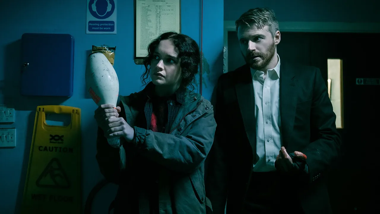 Olivia Cooke como Sid y Jack Lowden como River en el episodio 4 de la temporada 6 de Slow Horses